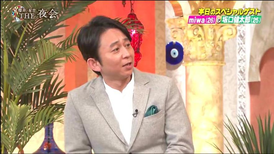日本综艺边唱歌边飞机！樱花飘落的舞台，巧妙搭配了完美的音乐。